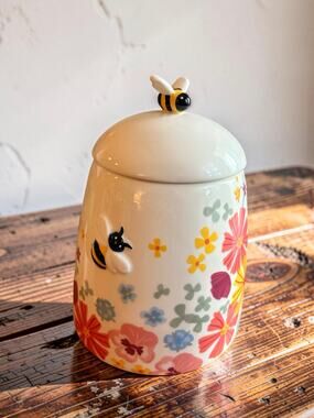 Kohl’s Floral Bee Ceramic Canister Jar Soft Close Lid 8” x 5” NWOT